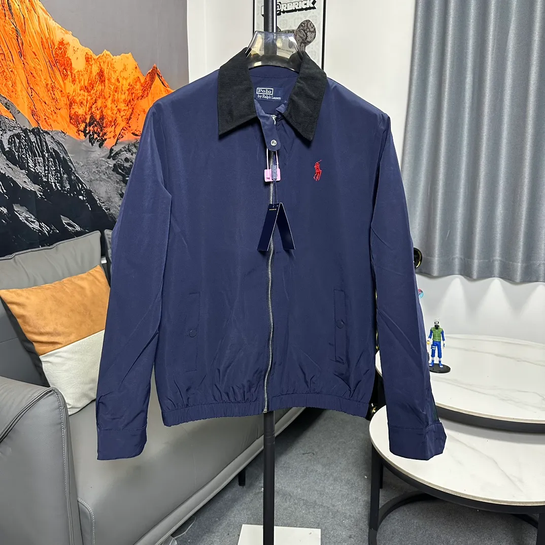 P330 (original replica) The top version of Ralph Lauren second-hand jacket. This Ralph Lauren second-hand jacket has a high usage rate in autumn and winter. The corduroy collar is very American retro and the denim shirt inside is the Brokeback Mountain outfit that was very popular last year. The inner stripe plaid is a perfect combination of temperature and trend. This is also an eternal classic that both boys and girls can wear. The fabric is really different from others. The new model is not as stiff as the old model. I think it is better to wear. It is 100% pure cotton. The hardness is just right and not that stiff!! This is this year’s upgrade, but I feel it is easier to wear. The embroidery on the chest is made of German Oman embroidery fiber with original data. The embroidery process is very particular. It uses Japanese Tajima machines to ensure the embroidery is exquisite and three-dimensional, which is what I said is different from the ones on the market. About the workmanship, the version is a loose version for both boys and girls!! The coat can be worn longer and is about to go out in October during the Mid-Autumn Festival. Retro will never go out of style. Color: khaki ~ black ~ navy blue size: S-XL S: bust 118, length 70, sleeve length 68, shoulder width 50 M: bust 122, length 72, sleeve length 69, shoulder width 51 L: bust 126, length 74, sleeve length 70, shoulder width 52 XL: Bust 130, length 76, sleeve length 71, shoulder width 53